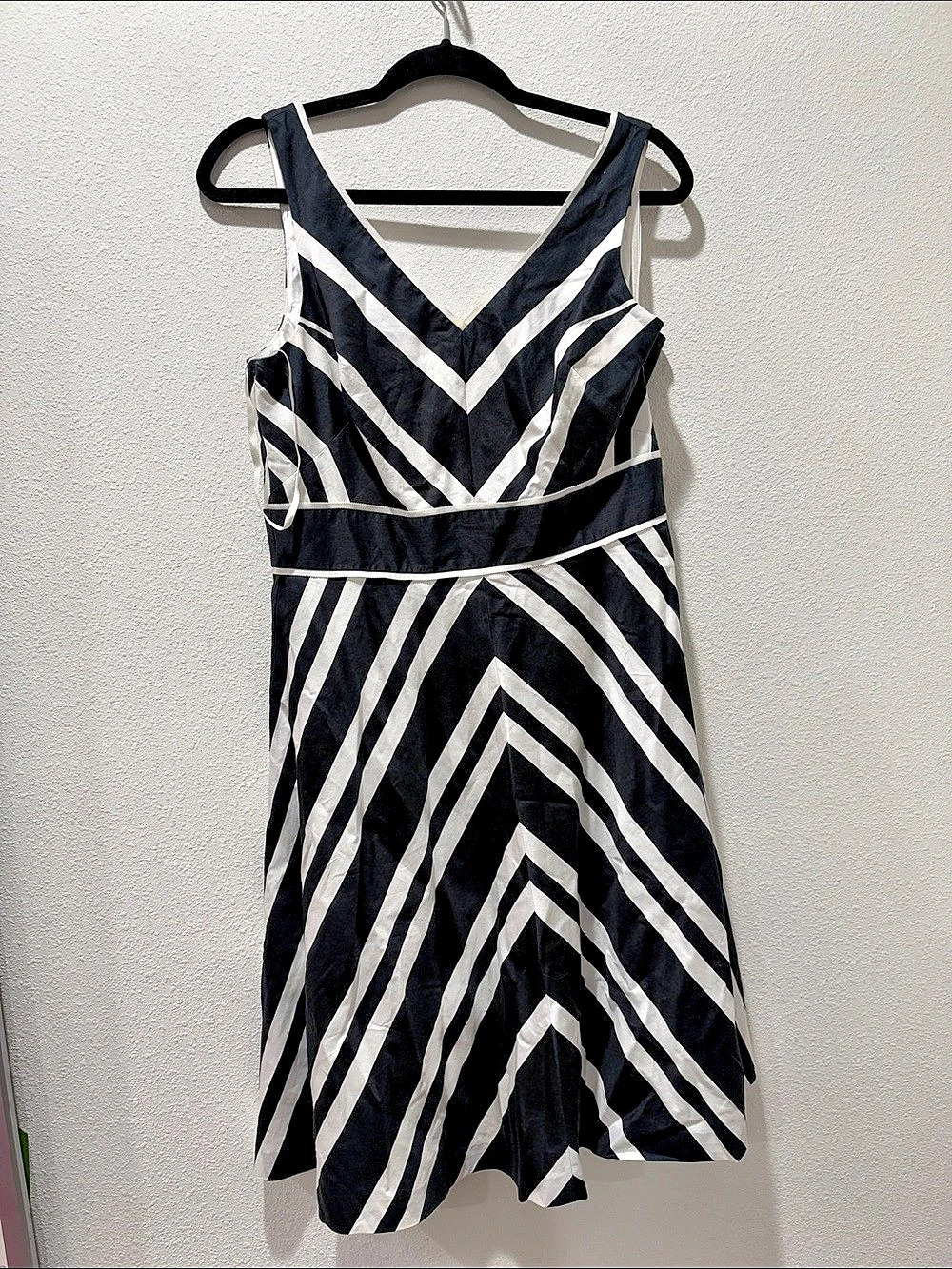 White House Black Market Geometric Mini Dress in Black & White Size 8 Like New